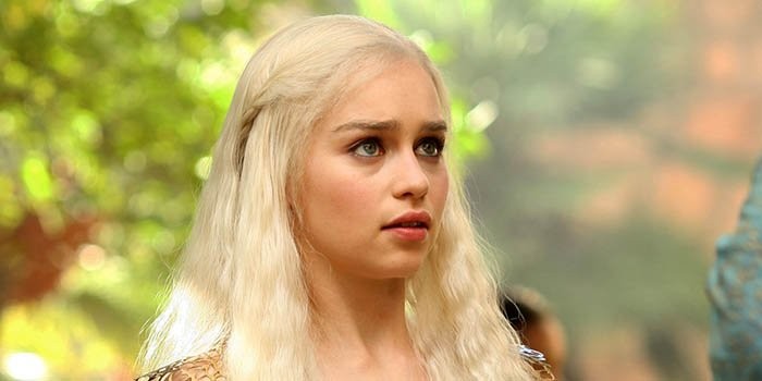 Emilia Clarke protagonizará la comedia romántica "Set it up"